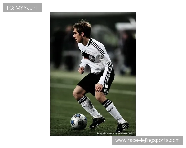 银发足球传奇:从年轻天才到成熟巨星的跨越与风采